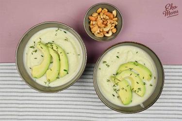 Keto bloemkool-avocadosoep met cashewnoten